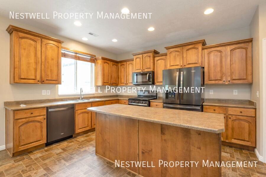 1072 N Skipton Dr - Photo 3 of 30