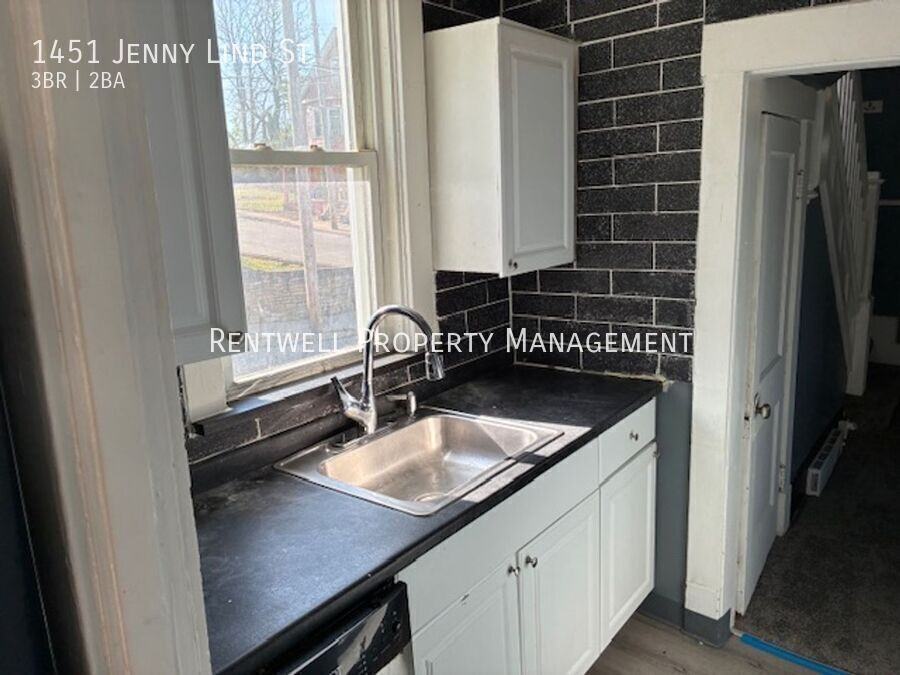 1451 Jenny Lind St - Photo 2 of 12