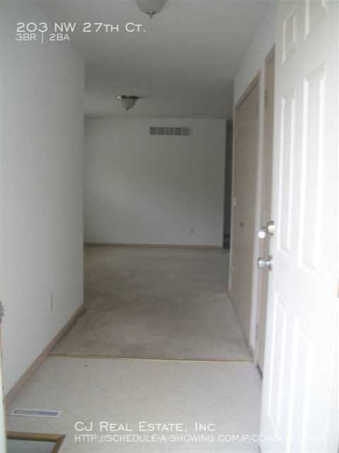 203 Nw 27th Street Ct - Photo 2 of 9