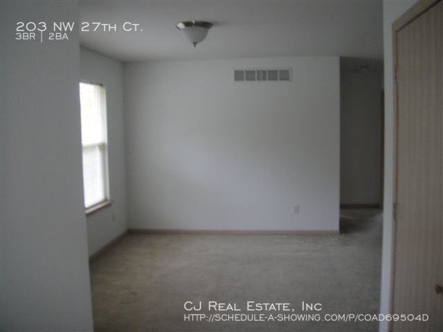 203 Nw 27th Street Ct - Photo 3 of 9