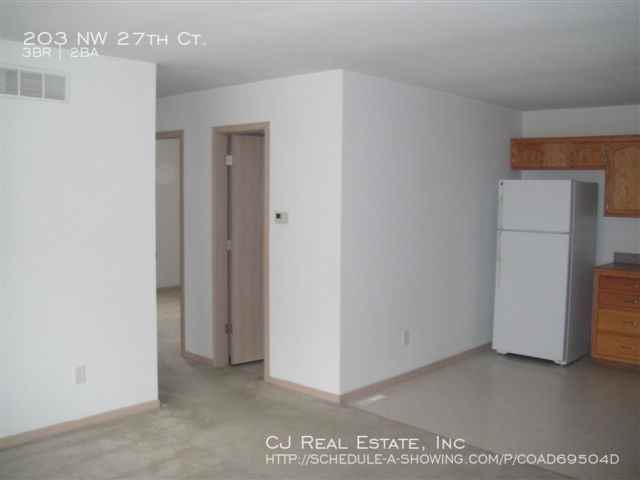 203 Nw 27th Street Ct - Photo 4 of 9