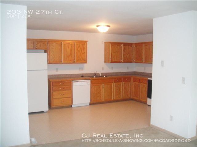 203 Nw 27th Street Ct - Photo 5 of 9