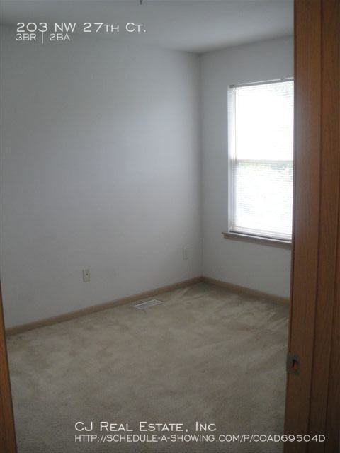203 Nw 27th Street Ct - Photo 6 of 9