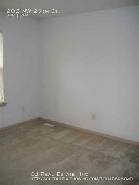 203 Nw 27th Street Ct - Photo 7 of 9