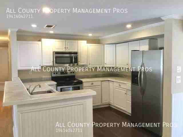 856 32nd St - Photo 4 of 15