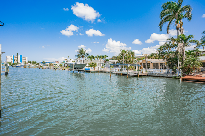 14827 N Bayshore Dr - Photo 2 of 39