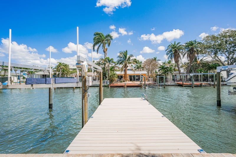 14827 N Bayshore Dr - Photo 3 of 39