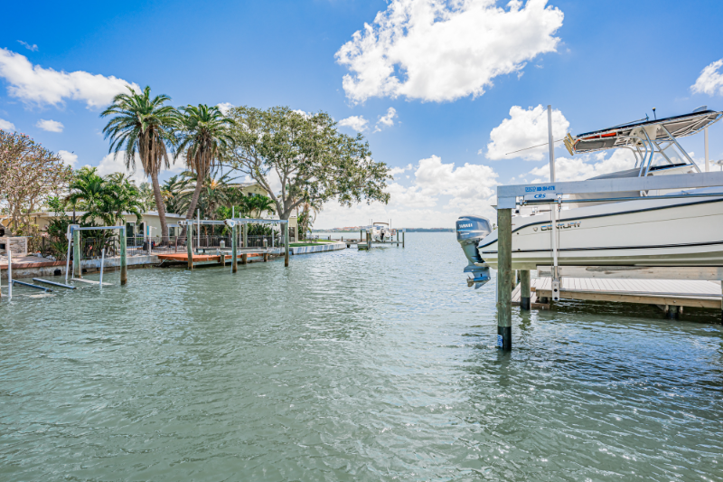 14827 N Bayshore Dr - Photo 4 of 39