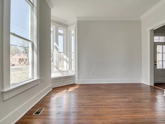164 N Clark St - Photo 4 of 26