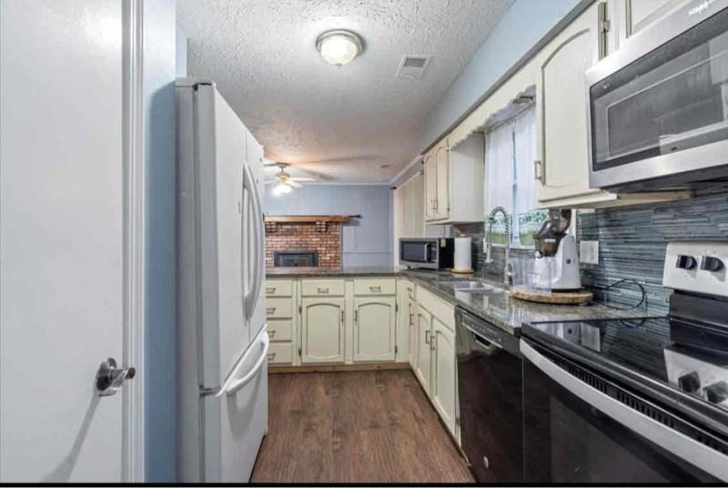 7955 Rockridge Ct - Photo 4 of 17