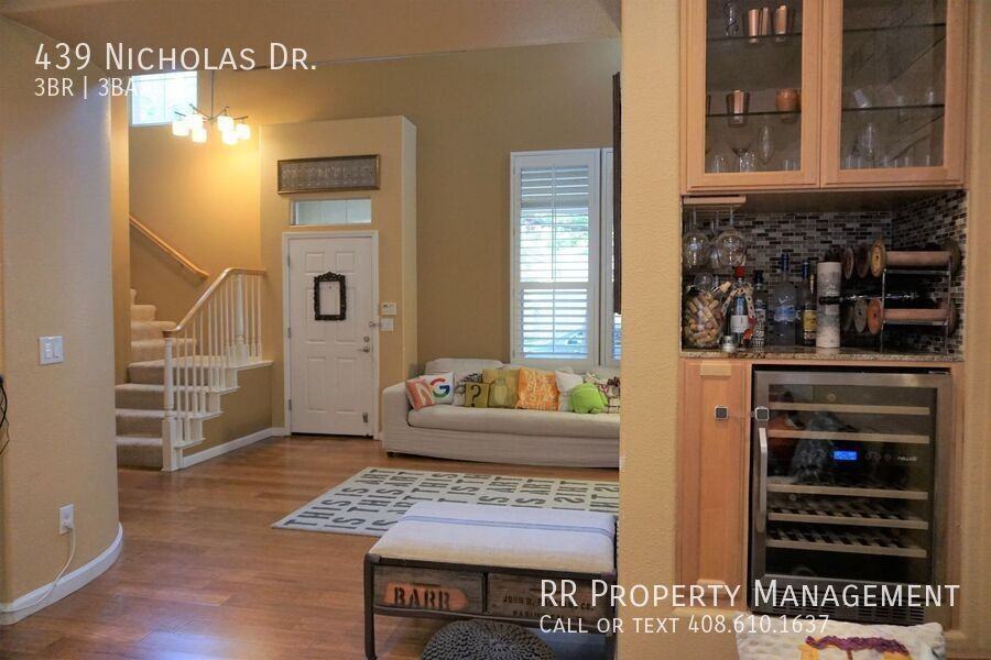 439 Nicholas Dr - Photo 5 of 33
