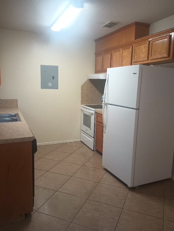 915 Lexington Cir #1 - Photo 3 of 17