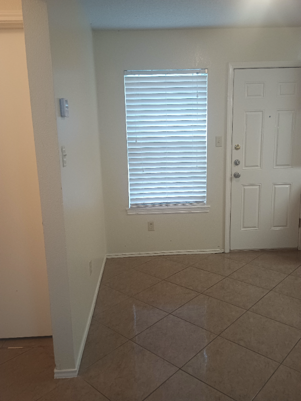 915 Lexington Cir #1 - Photo 4 of 17
