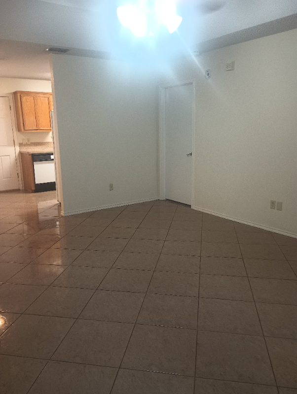 915 Lexington Cir #1 - Photo 5 of 17