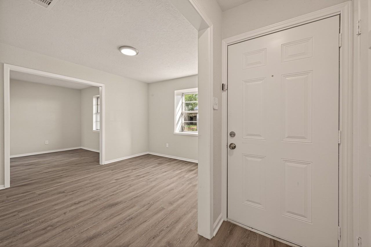 5423 Grace Point Ln - Photo 4 of 16
