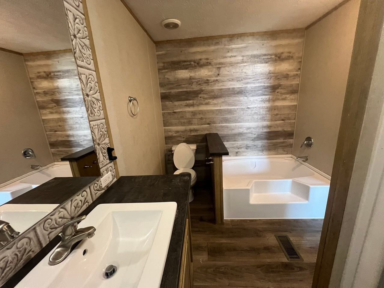 195 Peach St - Photo 2 of 10