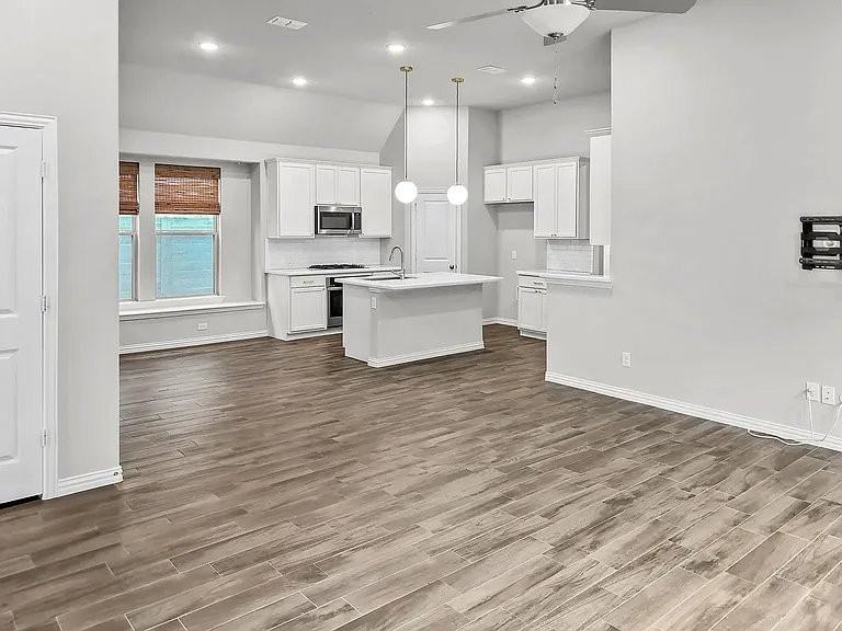 616 8th St - Photo 5 of 17