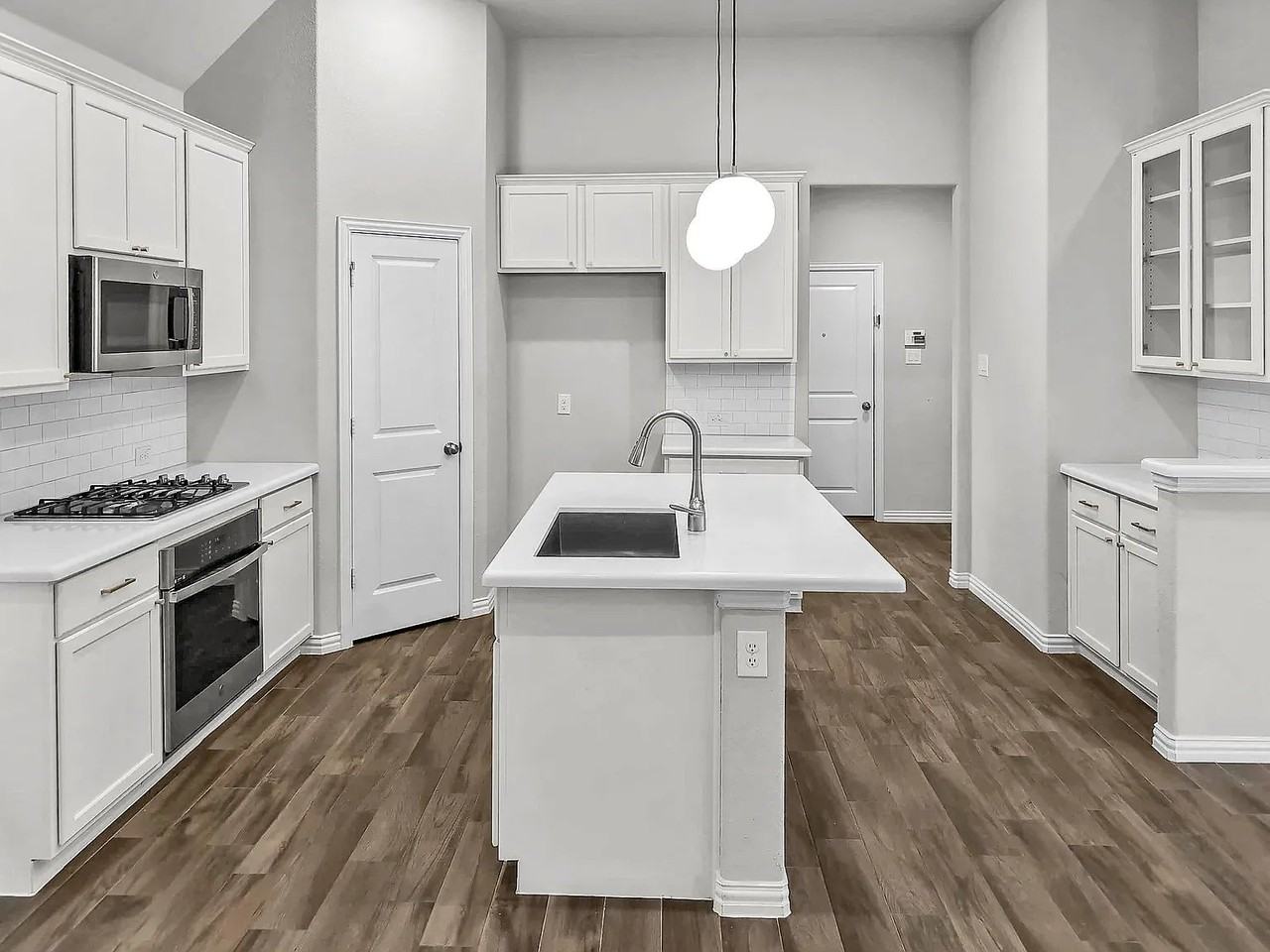 616 8th St - Photo 7 of 17