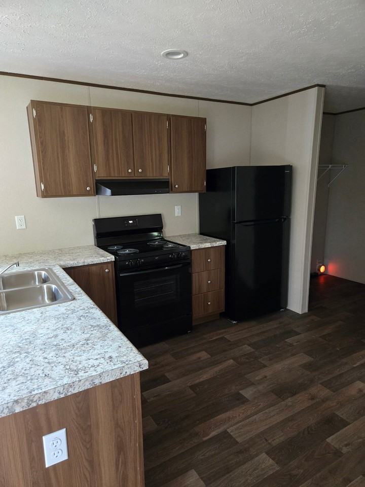 22048 Newton Dr - Photo 2 of 7