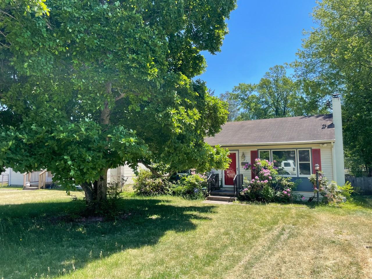239 N Mapleleaf Ave