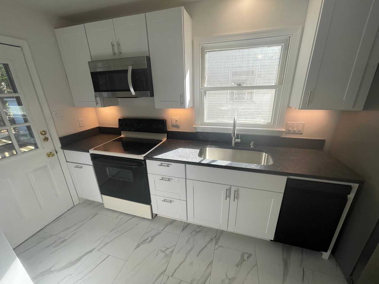 239 N Mapleleaf Ave - Photo 5 of 16