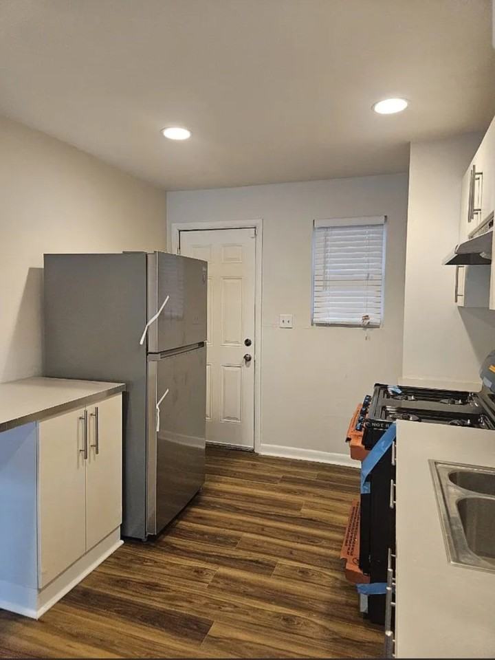 3193 E Point St #4 - Photo 3 of 12