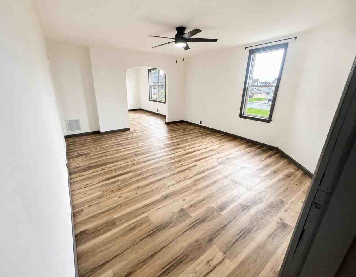 946 29th St - Photo 2 of 12
