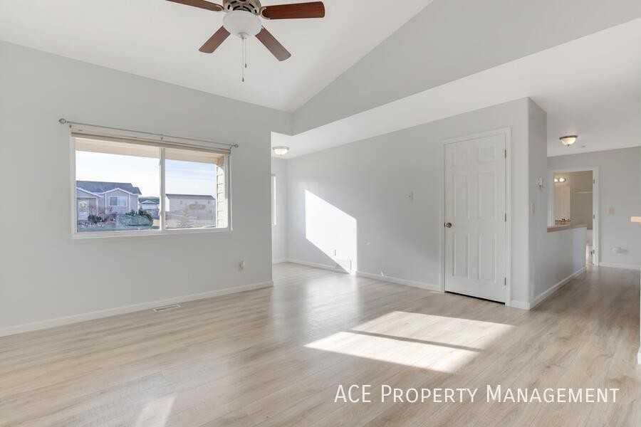 240 Grandeur Ln - Photo 5 of 17