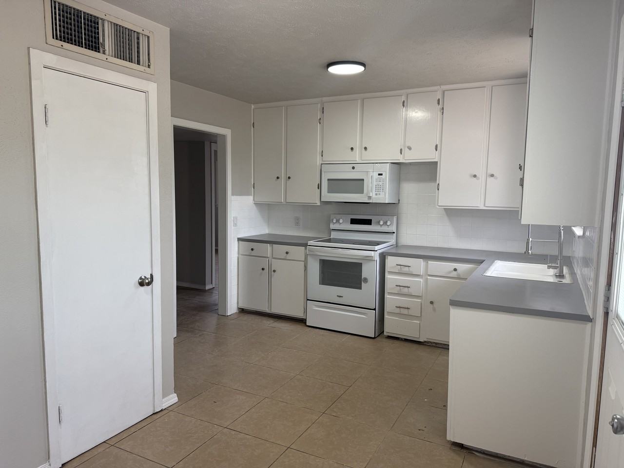 2805 W Louisiana Ave - Photo 3 of 5
