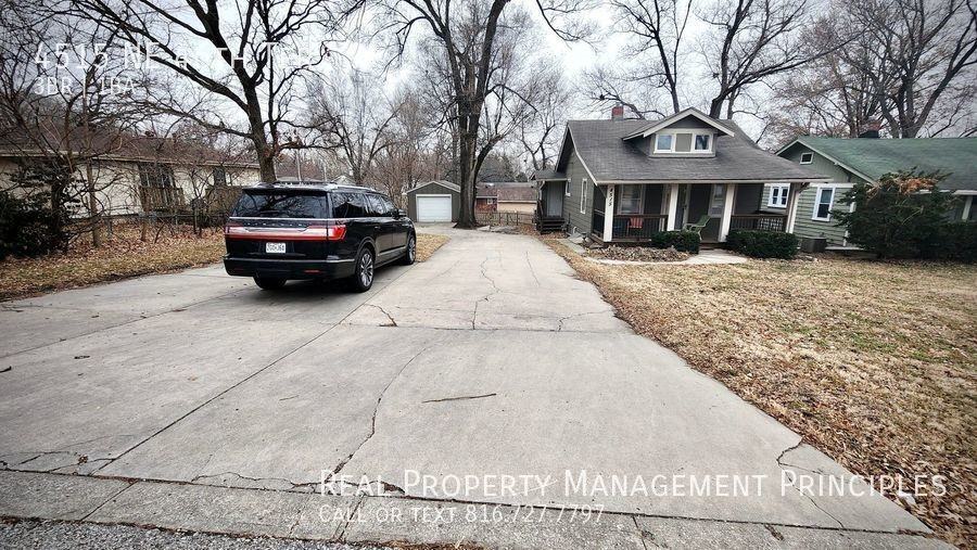 4515 Ne 46th Ter - Photo 2 of 24