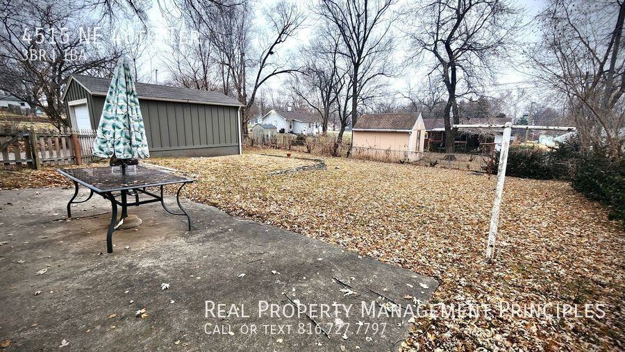 4515 Ne 46th Ter - Photo 3 of 24