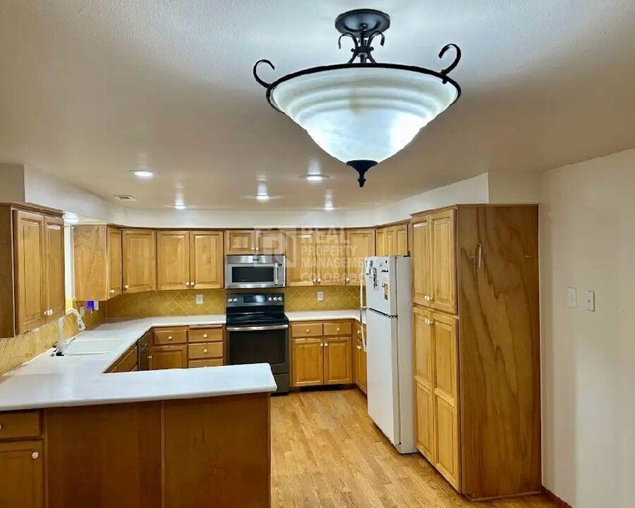 2628 Glendevey Dr - Photo 5 of 23