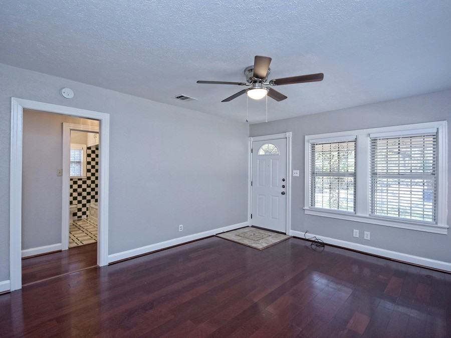 2710 Willow St - Photo 6 of 29