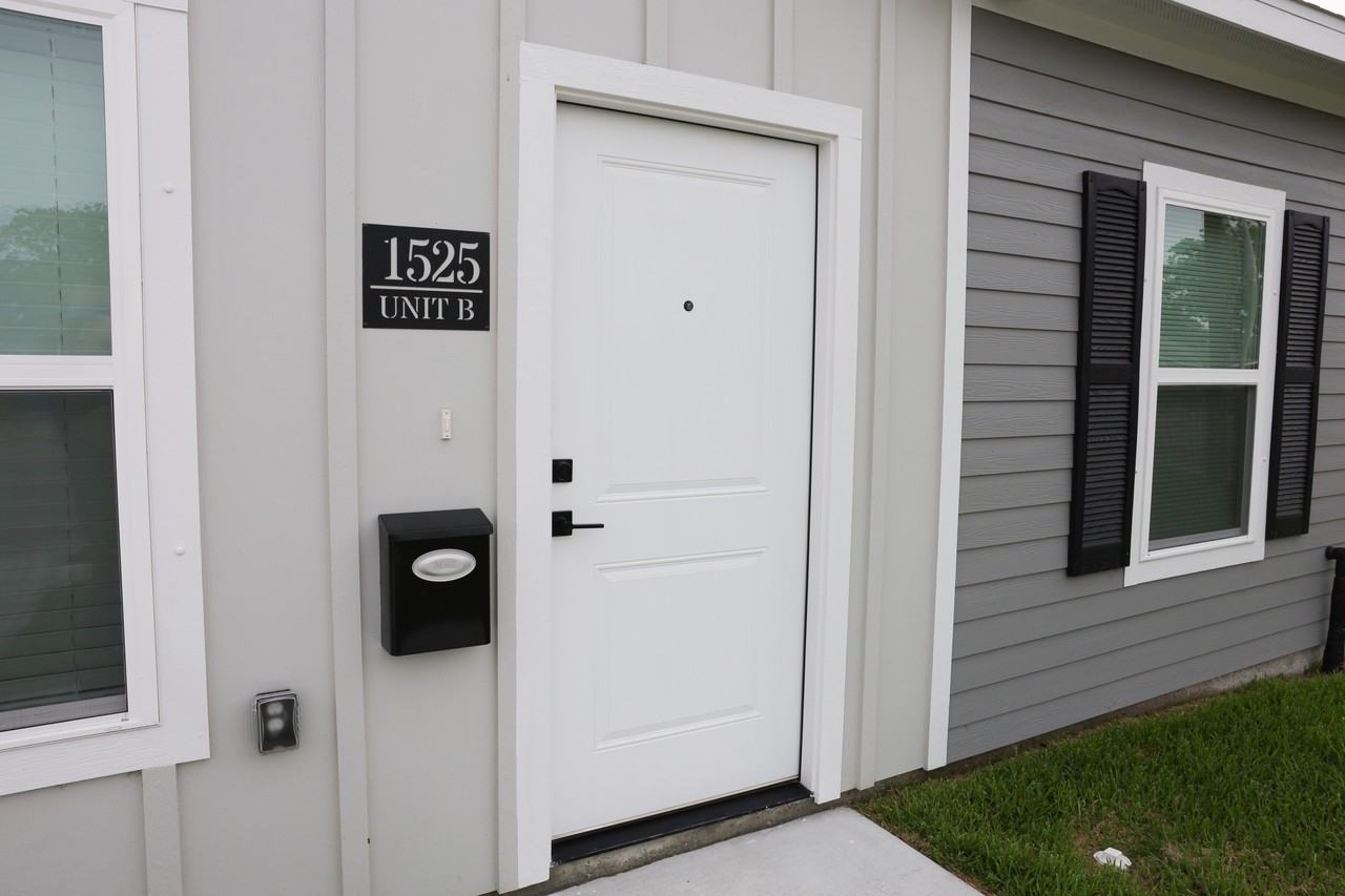 1525 S 19th St #B - Photo 3 of 23