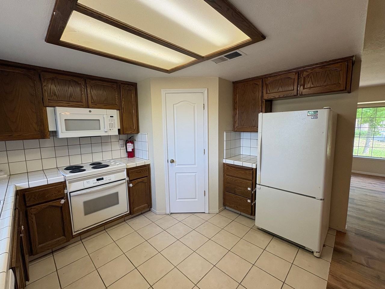 Hangtree Ln - Photo 2 of 11