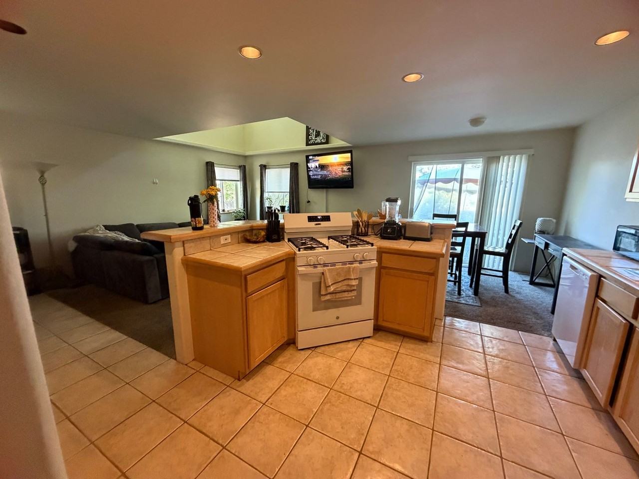 2340 Forest Ave - Photo 2 of 27