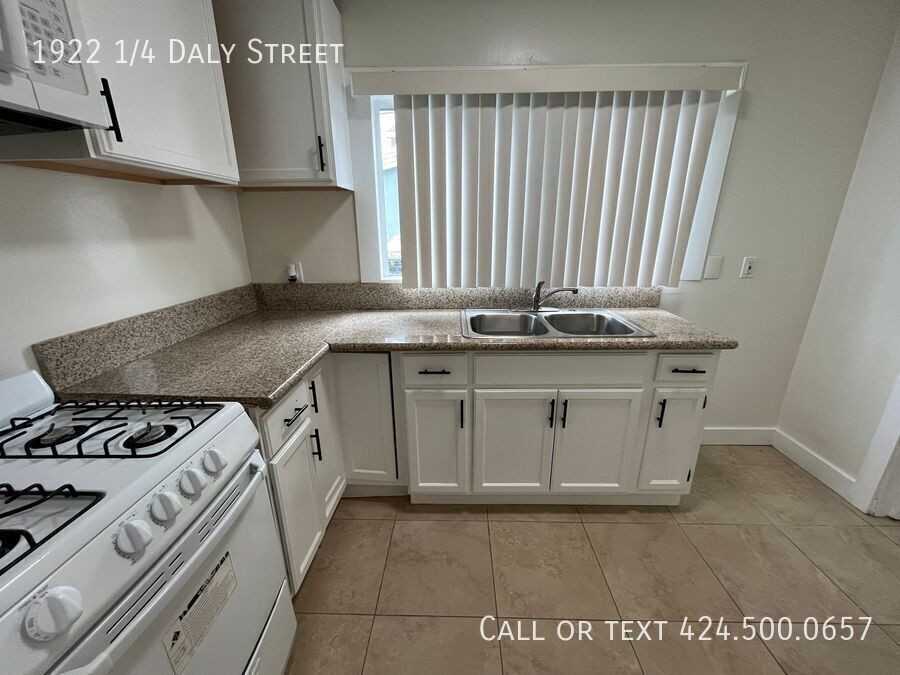 1922 1/4 Daly St - Photo 5 of 14