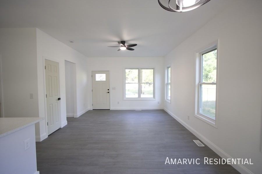 621 Singletary St Se - Photo 3 of 24