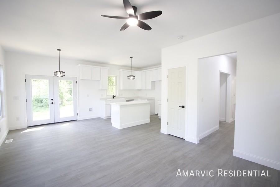 621 Singletary St Se - Photo 5 of 24