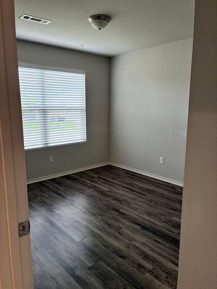 957 Augusta St - Photo 5 of 19