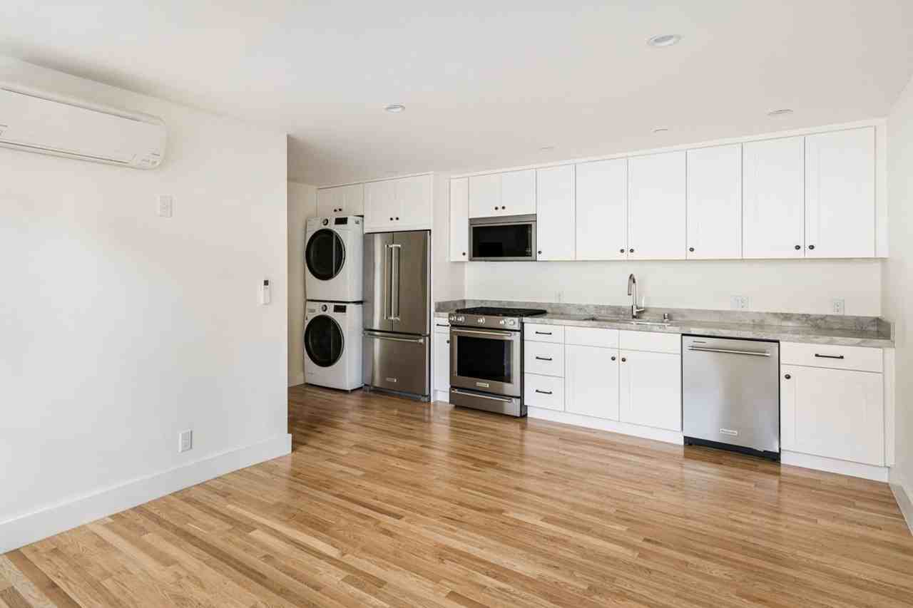 1925 Kent St - Photo 2 of 12