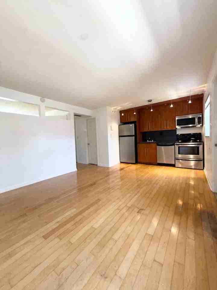 1523 Catherine St #18 - Photo 5 of 29