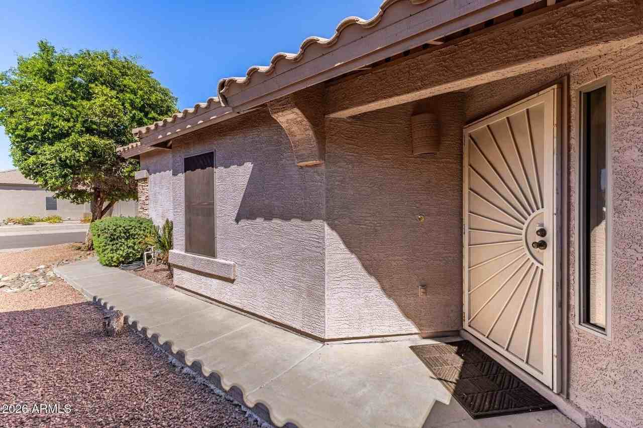 15847 W Saguaro Ln - Photo 2 of 15