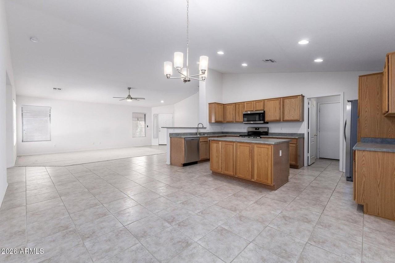 15847 W Saguaro Ln - Photo 5 of 15