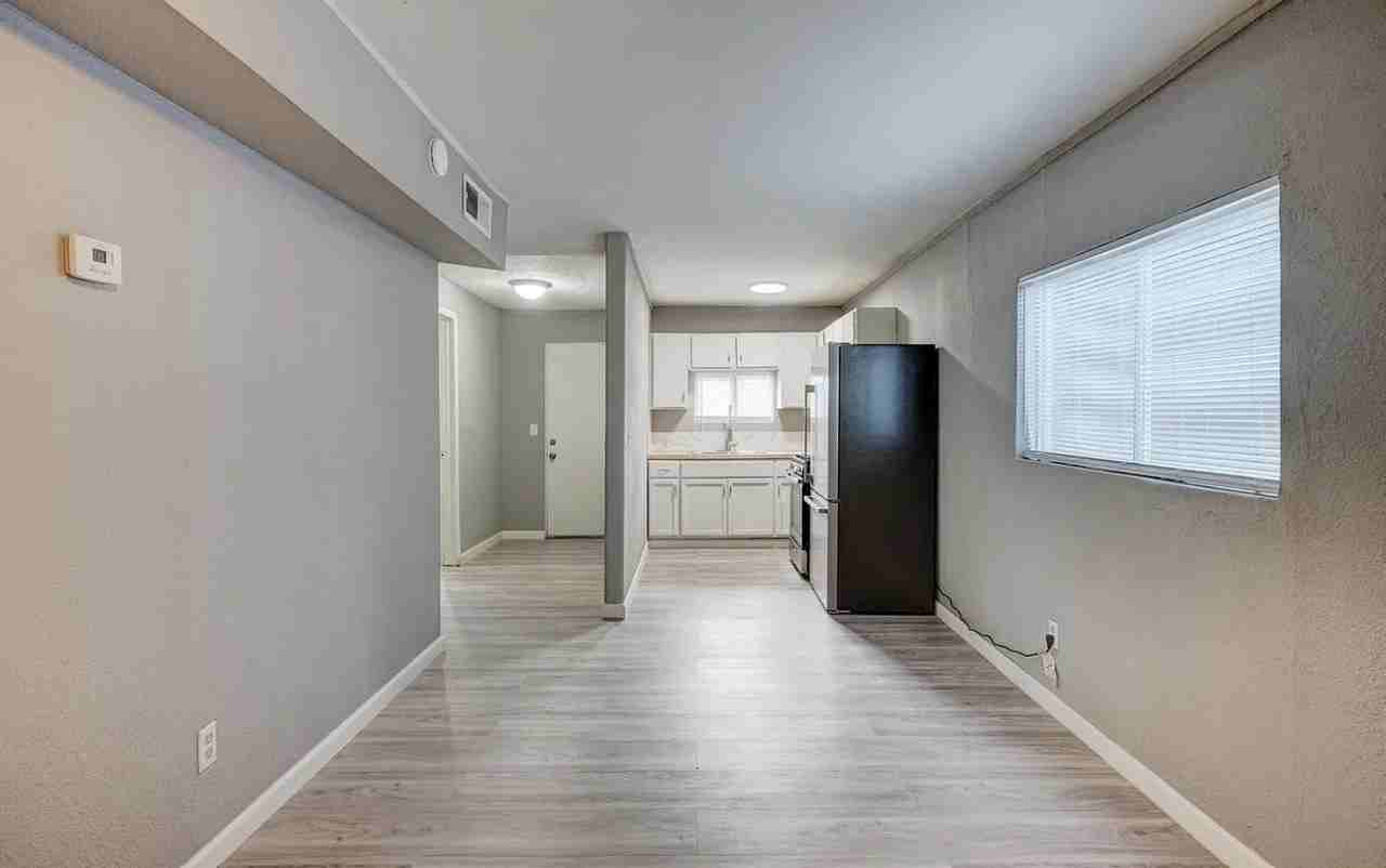 2135 W Hadley St #2 - Photo 2 of 5