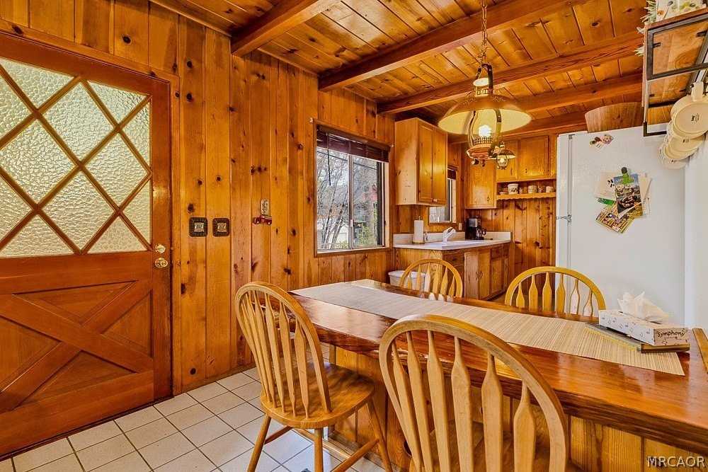 548 Holmes Ln - Photo 6 of 31
