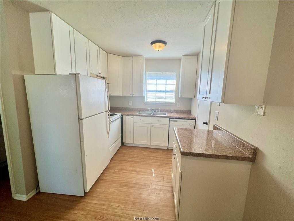 2402 Jaguar Dr #B - Photo 7 of 10