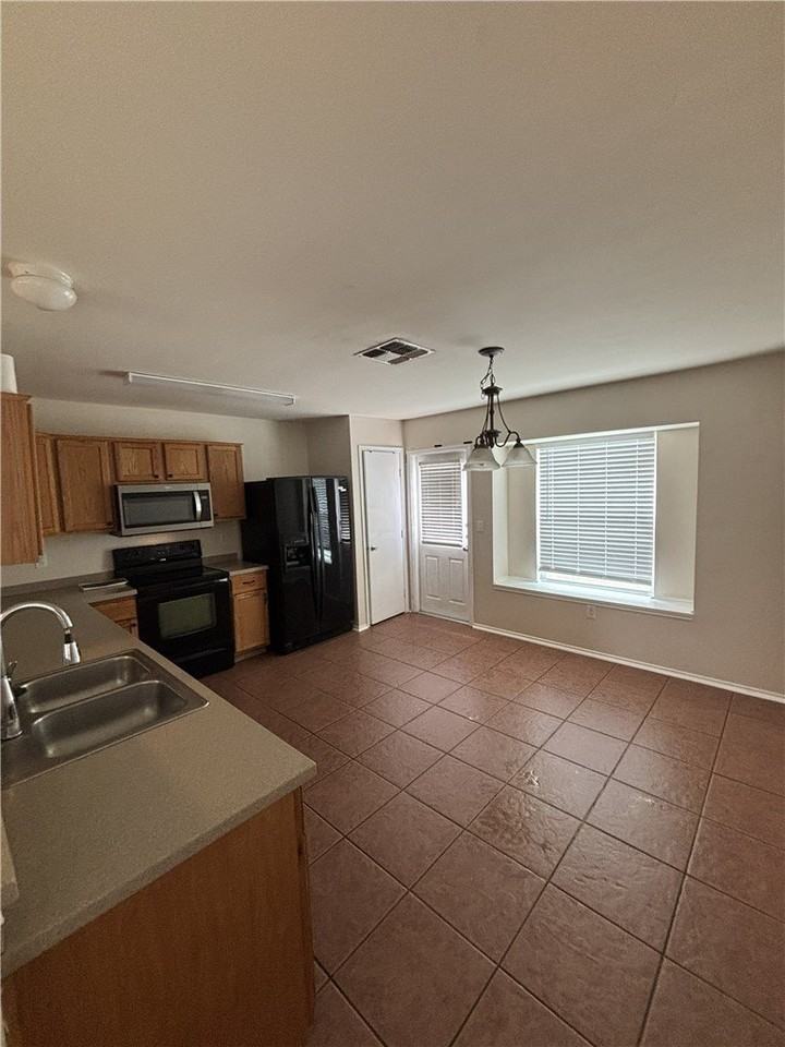 1006 Livermore St - Photo 3 of 10