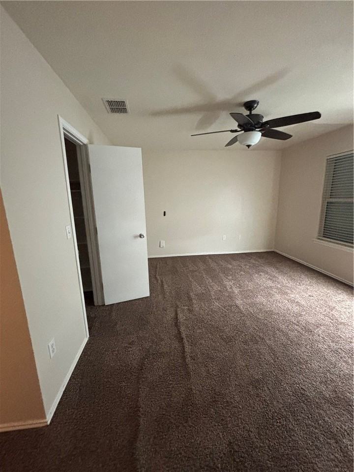 1006 Livermore St - Photo 4 of 10