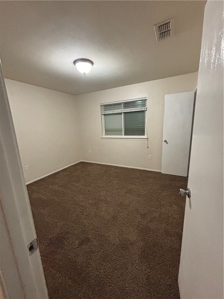 1006 Livermore St - Photo 7 of 10